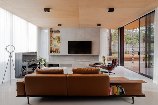 Mahogany House / R ARCHITECTURE - Interior Photography, Living Room, Sofa, Wood, Table, Lighting, Chair