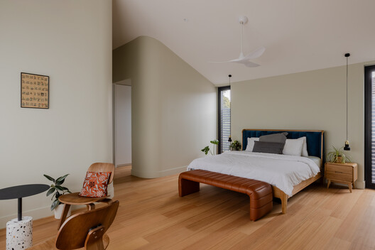 Mahogany House / R ARCHITECTURE - Interior Photography, Bedroom, Wood, Lighting, Bed