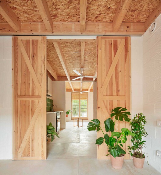 Viviendas Ses Veles Puigpunyent / Alventosa Morell Arquitectes  + Joan Josep Fortuny Giró - Fotografía interior, Madera, Fijación Vigas