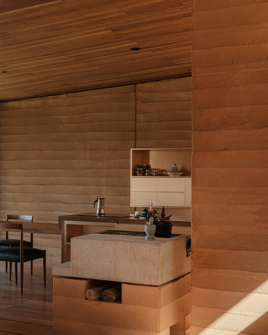 皮拉西亚模块化房屋 / Arquipélago Arquitetos - 室内图, 木头, 灯, 椅子