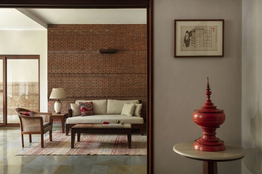 Casa de la Transformación / Studio Juggernaut - Fotografía interior, Sala de estar, Madera, Mesas, Sillas