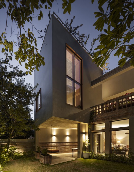 Casa de la Transformación / Studio Juggernaut - Fotografía exterior, Concreto, Balcón, Patio interior