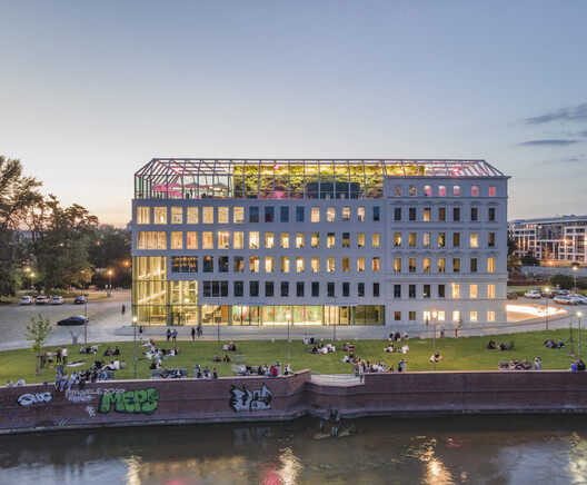 Scaling the Threshold: When Community Architecture Becomes Too Large