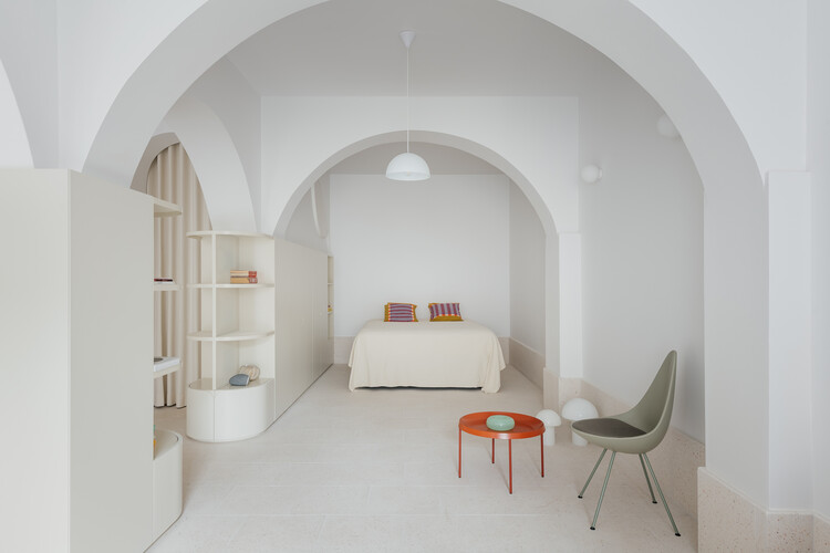 Apartamento Balan Sabrosa / Aurora Arquitectos - fotografía de interiores, dormitorio, iluminación, arcos, sillas