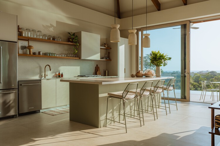 Casa Pistacchio / Instinto Estudio - fotografía de interiores, cocina, encimeras, madera, mesas, sillas, iluminación