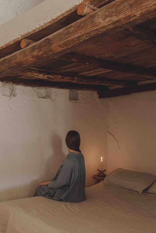 Casa de los Ingleses / Estudio Belen Ilarri - Fotografía de interiores, dormitorio, madera, cama, iluminación