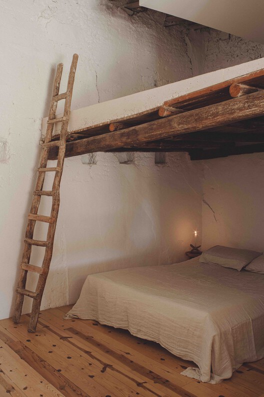 Casa de los Ingleses / Estudio Belen Ilarri - Fotografía de interiores, dormitorio, madera, cama, iluminación