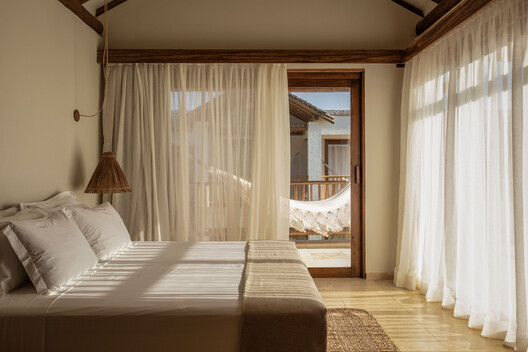 Villa Tapí / Tadu Arquitetura Villa Tapí / Tadu Arquitetura - Fotografía interior, Dormitorio, Madera, Camas, Iluminación