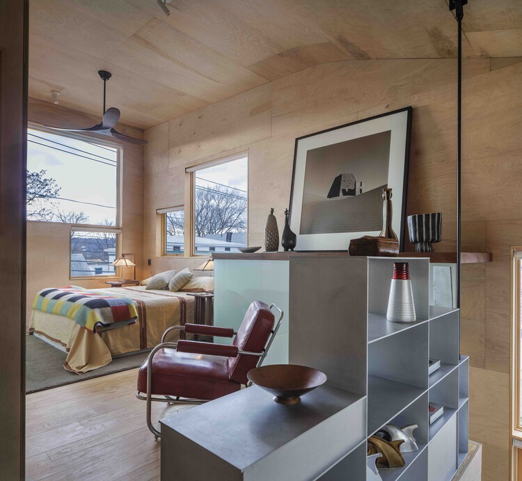 L House on Hudson / Steven Holl Architects - fotografía de interiores, salón, madera, iluminación, sillas, estanterías