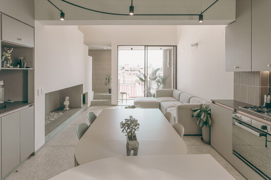 Edificio Residencial Hom / Dos Aguas Taller de Arquitectura - Fotografía interior, Cocina, Encimera, Sillas