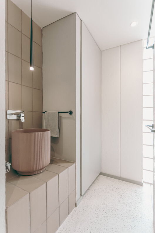 Edificio Residencial Hom / Dos Aguas Taller de Arquitectura - Fotografía interior, Baño, Madera, Iluminación, Vidrio