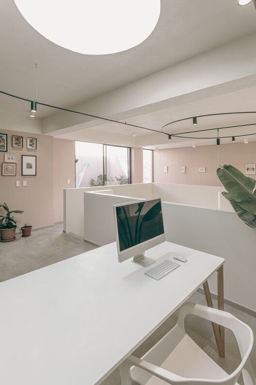 Edificio Residencial Hom / Dos Aguas Taller de Arquitectura - Fotografía interior, Cocina, Mesas, Iluminación, Sillas