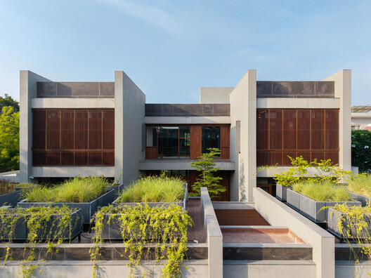 The House of Parallel Walls / PVDRS The House of Parallel Walls / PVDRS - Exterior Photography, Garden, Courtyard, Balcony