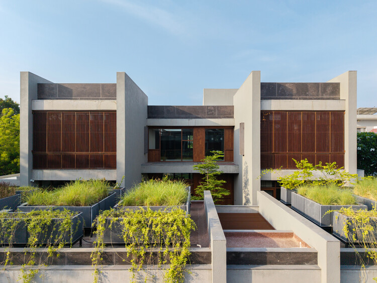 The House of Parallel Walls / PVDRS - Exterior Photography, Garden, Courtyard, Balcony