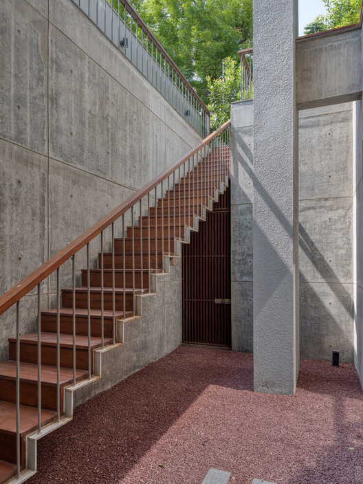 The House of Parallel Walls / PVDRS The House of Parallel Walls / PVDRS - Interior Photography, Stairs, Concrete, Handrail