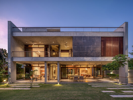 The House of Parallel Walls / PVDRS The House of Parallel Walls / PVDRS - Exterior Photography