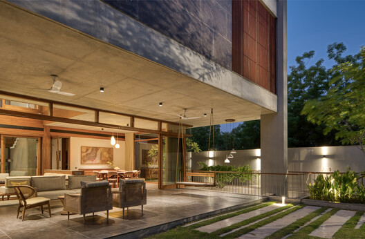 The House of Parallel Walls / PVDRS The House of Parallel Walls / PVDRS - Exterior Photography, Courtyard