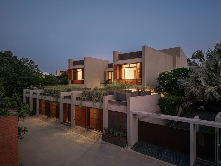 Casa das Paredes Paralelas / PVDRS - Fotografia de Exterior, Balcão, Aido