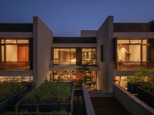 The House of Parallel Walls / PVDRS The House of Parallel Walls / PVDRS - Exterior Photography, Balcony, Courtyard