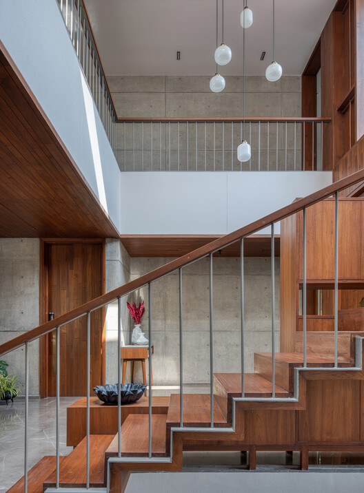 The House of Parallel Walls / PVDRS The House of Parallel Walls / PVDRS - Interior Photography, Wood, Stairs, Handrail