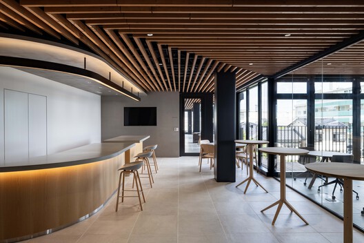 株式会社瑞穂化学总部 / KEY OPERATION INC. / ARCHITECTS 株式会社瑞穂化学总部 / KEY OPERATION INC. / ARCHITECTS - 室内图, 木头, 椅子