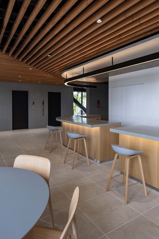 株式会社瑞穂化学总部 / KEY OPERATION INC. / ARCHITECTS 株式会社瑞穂化学总部 / KEY OPERATION INC. / ARCHITECTS - 室内图, 厨房, 木头, 桌子, 椅子