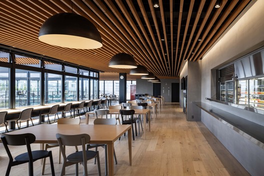 株式会社瑞穂化学总部 / KEY OPERATION INC. / ARCHITECTS 株式会社瑞穂化学总部 / KEY OPERATION INC. / ARCHITECTS - 室内图, 餐厅, 木头, 椅子