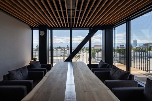 株式会社瑞穂化学总部 / KEY OPERATION INC. / ARCHITECTS 株式会社瑞穂化学总部 / KEY OPERATION INC. / ARCHITECTS - 室内图, 木头, 椅子, 露台