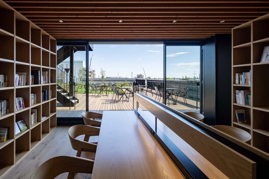 株式会社瑞穂化学总部 / KEY OPERATION INC. / ARCHITECTS 株式会社瑞穂化学总部 / KEY OPERATION INC. / ARCHITECTS - 室内图, 厨房, 木头, 椅子, 隔断, 露台