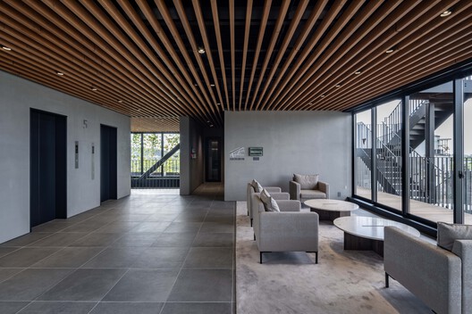 株式会社瑞穂化学总部 / KEY OPERATION INC. / ARCHITECTS 株式会社瑞穂化学总部 / KEY OPERATION INC. / ARCHITECTS - 室内图, 起居室, 木头, 椅子