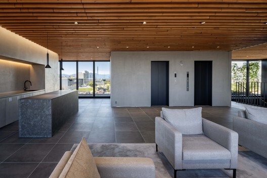 株式会社瑞穂化学总部 / KEY OPERATION INC. / ARCHITECTS 株式会社瑞穂化学总部 / KEY OPERATION INC. / ARCHITECTS - 室内图, 起居室, 椅子