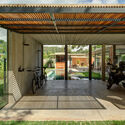 House in Vinhedo / Apiacás Arquitetos - Exterior Photography, Houses, Courtyard, Beam