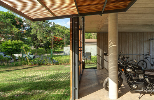 Casa em Vinhedo / Apiacás Arquitetos - Fotografia de Exterior, Madeira, Viga, Terraço