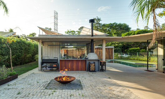 Casa em Vinhedo / Apiacás Arquitetos - Imagem 14 de 23