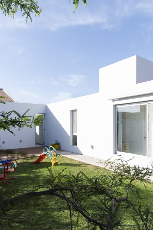 Casa en el árbol/almohadilla para perros: fotografía exterior, puertas, hormigón