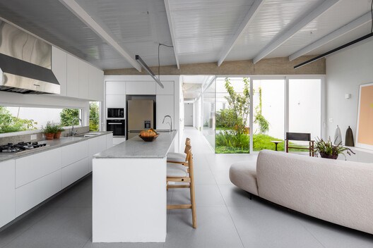 Casa Yano / Peninsula Arquitetura - Fotografía interior, Cocina, Encimera, Sillas