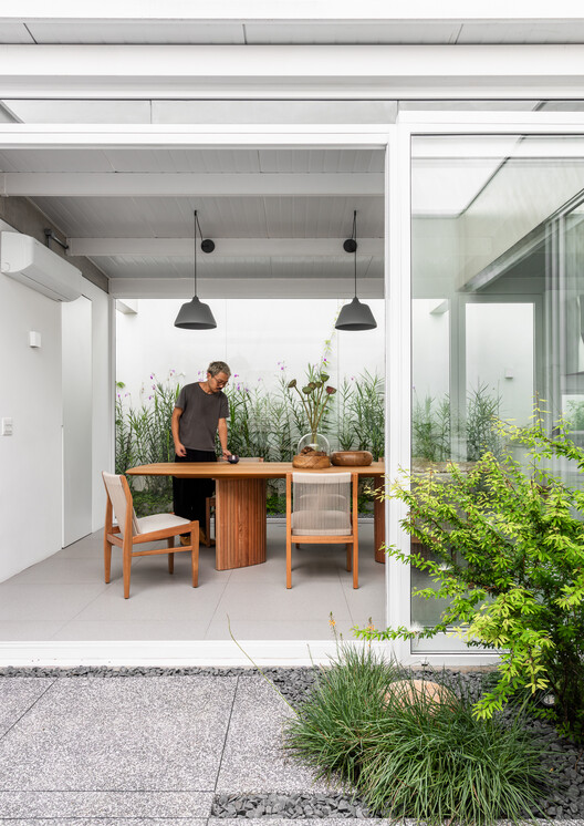 Casa Yano / Peninsula Arquitetura - Fotografía interior, Sillas, Patio interior