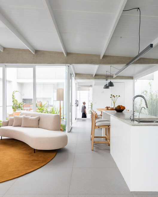 Casa Yano / Peninsula Arquitetura - fotografía de interiores, cocina, sillas