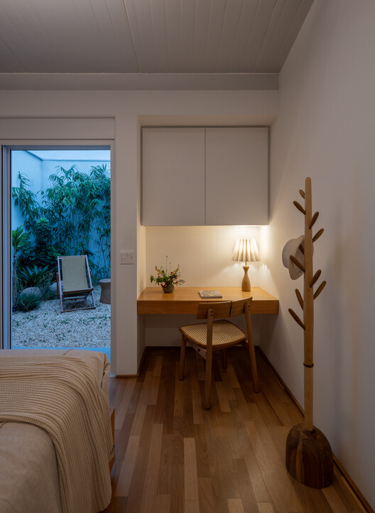Casa Yano / Peninsula Arquitetura - Fotografía interior, Dormitorio, Madera, Iluminación, Camas