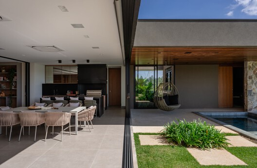 Casa Sucupira  / Rodrigo Vilas Boas Arquitetos - Fotografía interior, Comedor, Concreto, Patio interior, Patio