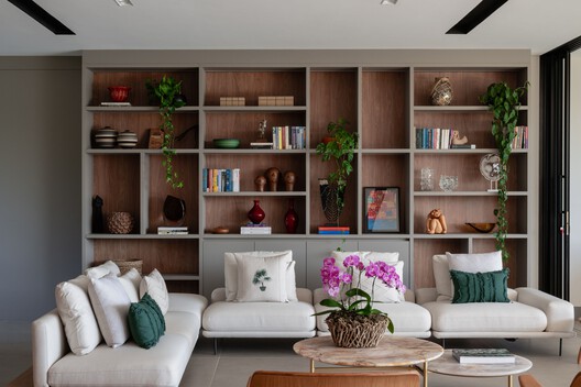 Casa Sucupira  / Rodrigo Vilas Boas Arquitetos - Fotografía interior, Sala de estar, Sillones, Madera, Mesas, Iluminación, Estanterías, Sillas