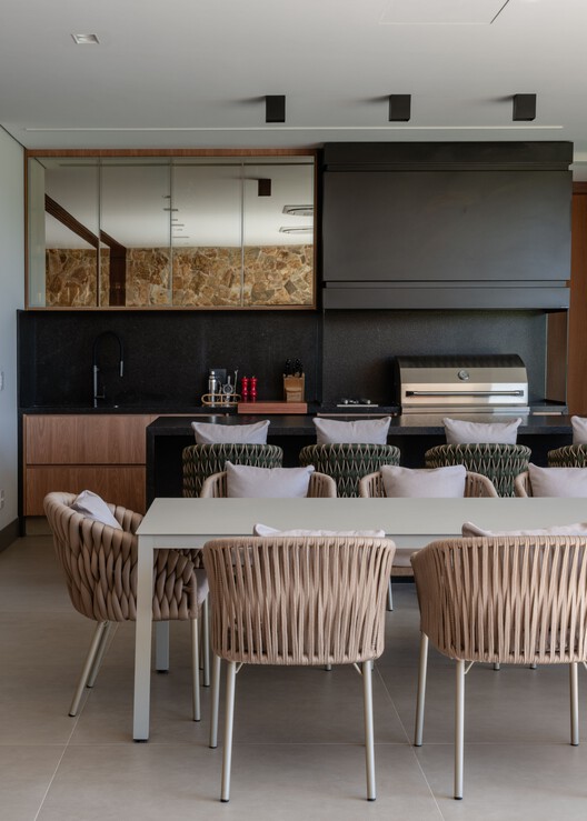 Casa Sucupira  / Rodrigo Vilas Boas Arquitetos - Fotografía interior, Madera, Mesas, Sillas, Iluminación