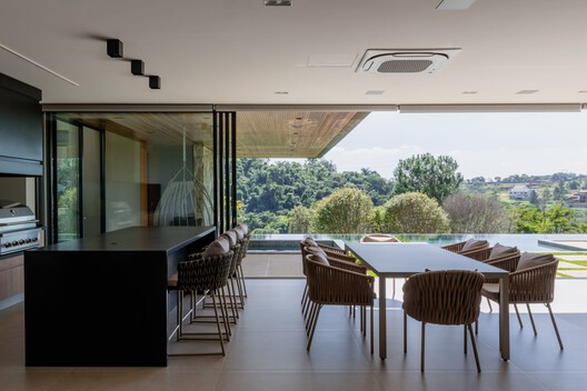 Casa Sucupira  / Rodrigo Vilas Boas Arquitetos - Fotografía interior, Comedor, Madera, Mesas, Sillas