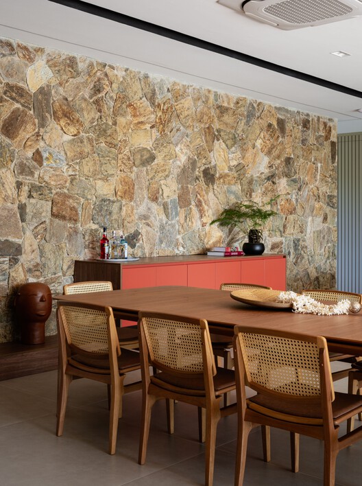 Casa Sucupira  / Rodrigo Vilas Boas Arquitetos - Fotografía interior, Madera, Sillas, Mesas