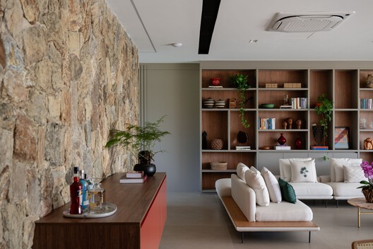 Casa Sucupira  / Rodrigo Vilas Boas Arquitetos - Fotografía interior, Sala de estar, Madera, Mesas, Sillones, Iluminación