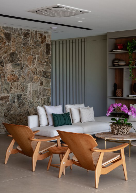 Casa Sucupira  / Rodrigo Vilas Boas Arquitetos - Fotografía interior, Sala de estar, Madera, Sillas