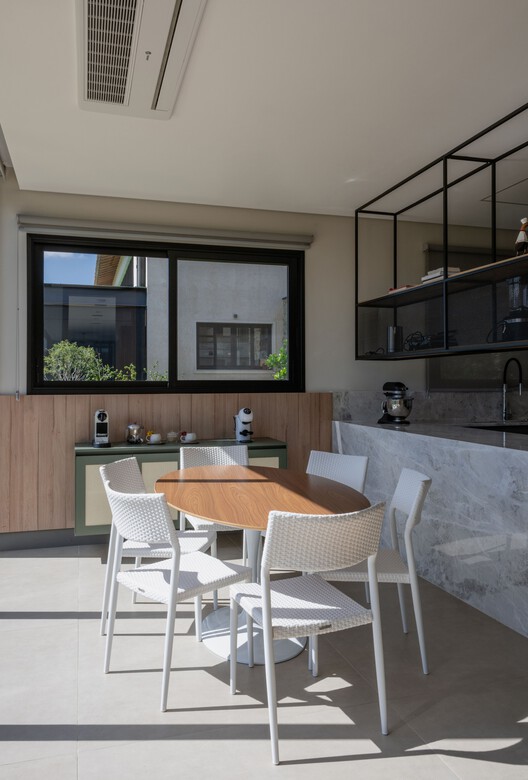 Casa Sucupira  / Rodrigo Vilas Boas Arquitetos - Fotografía interior, Cocina, Madera, Mesas, Sillas, Vidrio, Encimera