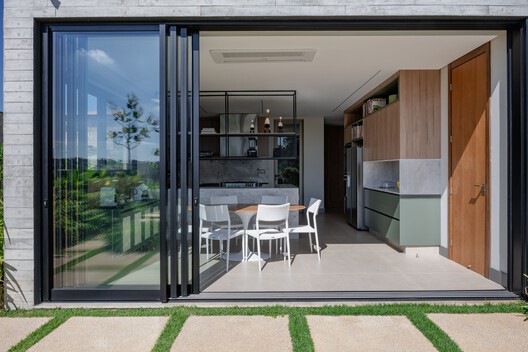 Casa Sucupira  / Rodrigo Vilas Boas Arquitetos - Fotografía interior, Cocina, Puerta, Vidrio, Patio
