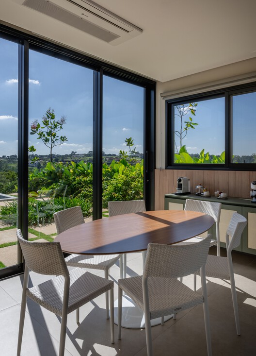 Casa Sucupira  / Rodrigo Vilas Boas Arquitetos - Fotografía interior, Comedor, Mesas, Sillas, Vidrio, Balcón, Patio