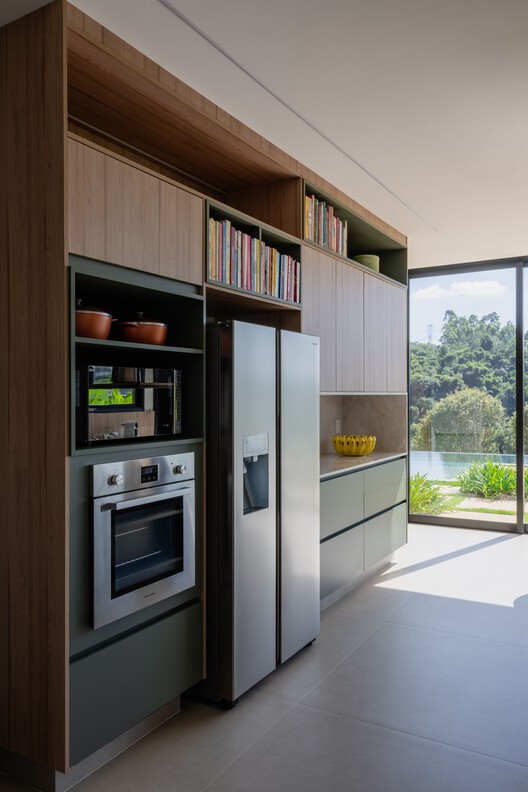Casa Sucupira  / Rodrigo Vilas Boas Arquitetos - Fotografía interior, Cocina, Estanterías, Encimera